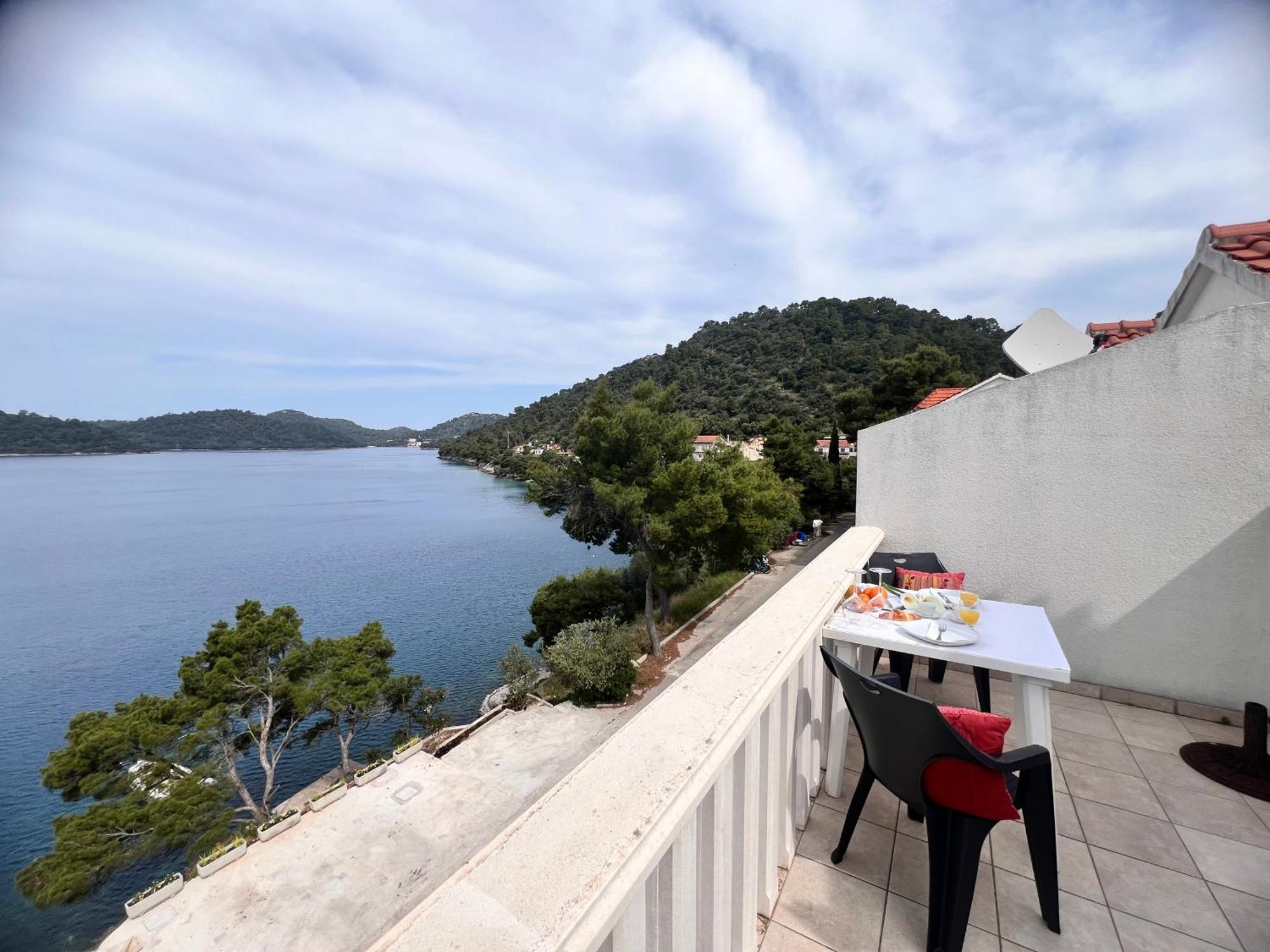 Terrace Studios With Panoramic Seaview Uble Bagian luar foto