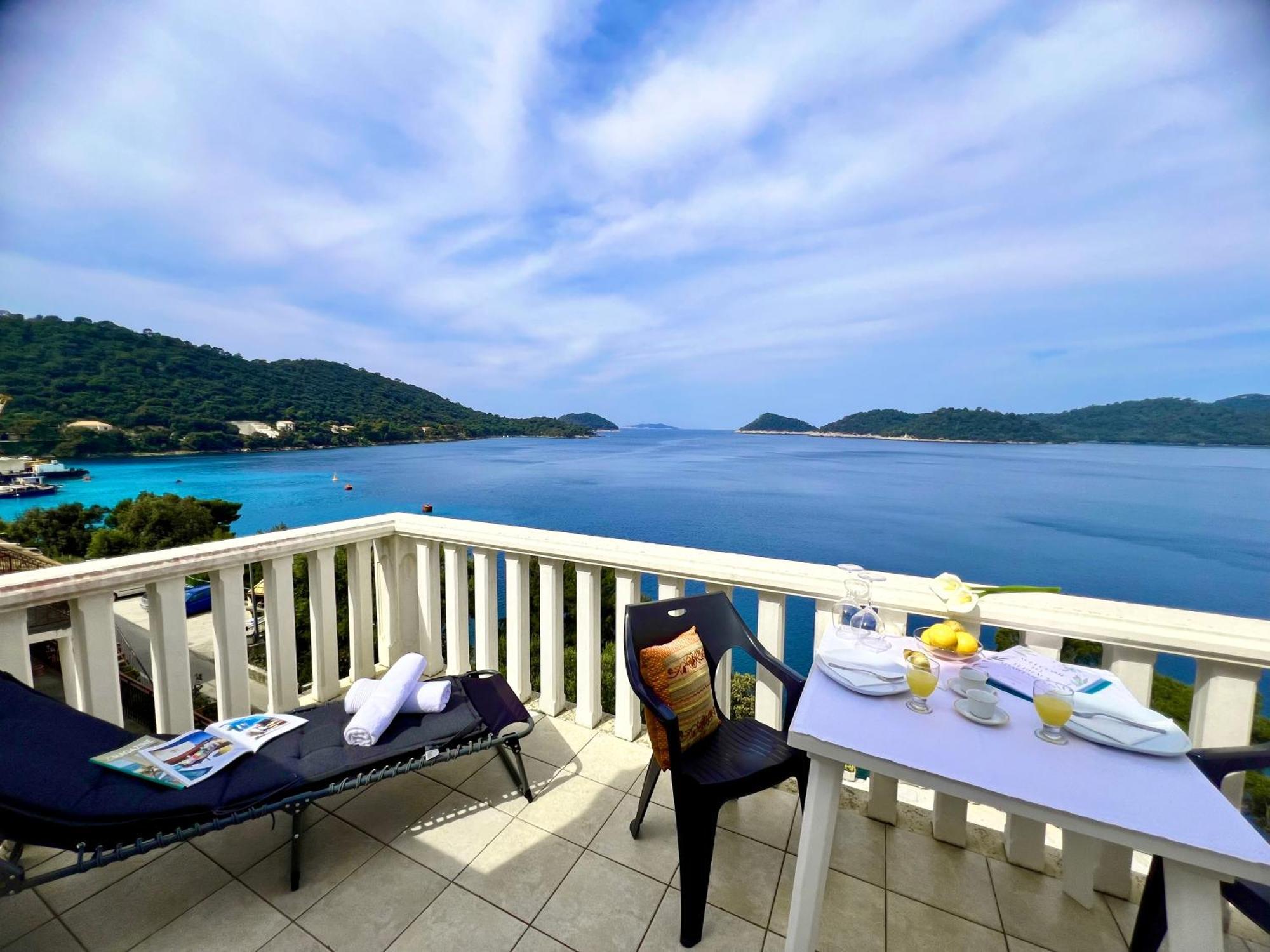 Terrace Studios With Panoramic Seaview Uble Bagian luar foto